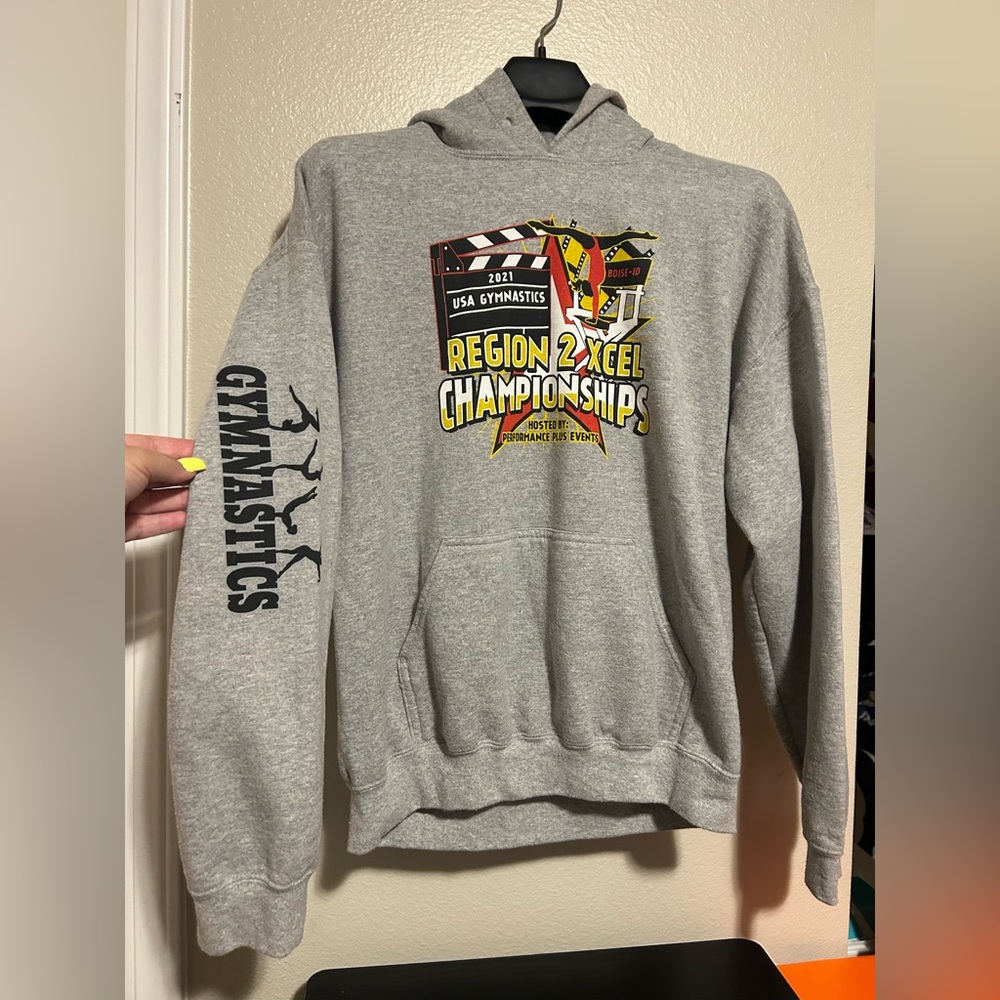 Gildan Gray Sweatshirt Hoodie w/ Gymnastic Championship- size l